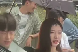 江疏影和小8岁彭昱畅拍吻戏！口红蹭到脸赶忙擦，网友直呼太好磕图片