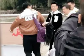 不愧是奥运冠军！巩立姣单手拎白鹿如拎单肩包，秦霄贤都看傻眼了图片