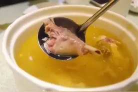 炖鸡汤时，鸡肉先下锅就错了！教你正确做法，汤鲜肉嫩无腥味图片