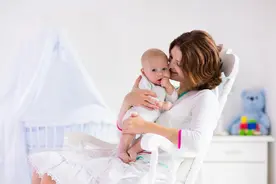 育儿路上第一道难题：儿子刚出生就没奶吃，姐姐替我给他哺乳图片