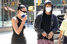 Dua Lipa酷黑穿搭出街霸气十足 男友一旁帮忙拎包超贴心图片