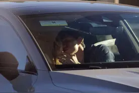 这不是拍蜘蛛侠！荷兰弟和赞达亚恋情实锤，车内热吻，还见了家长图片