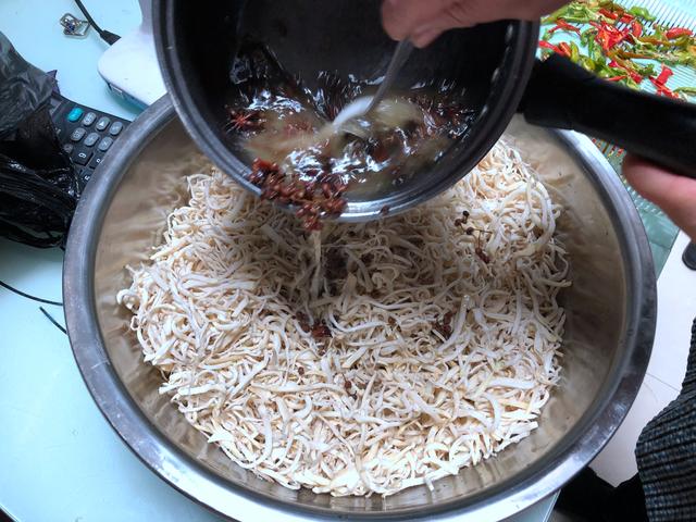 每年入冬，我家的腌芥菜总被“抢”，一次腌10斤，顿顿吃不烦