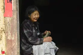 老两口养大三个儿子，自己却住深山孤村，樱桃熟了让路人谁摘谁吃图片