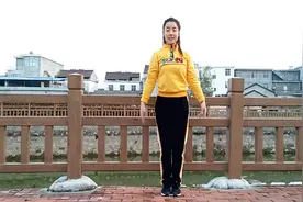 筷子兄弟神曲广场舞《小苹果》火遍大小网络，老少都喜欢视频封面