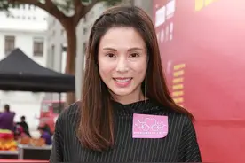 66年的李若彤素颜也很抗打，不仅身材好还很会穿，状态不输同龄人图片
