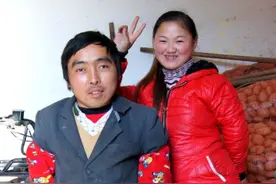 结婚10年恩爱如初，四川“袖珍夫妻”把平凡的日子，过得有滋有味图片