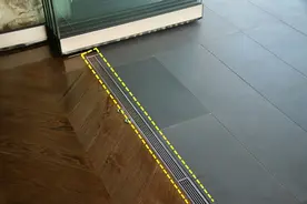 物业不让封阳台，他把排水槽跟阳台门轨道合二为一，好看还不积水图片