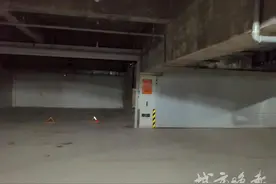 长春先行名苑小区业主把地下车位改成车库，隔壁车位停车后打不开门图片