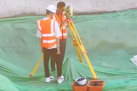 建筑测量员月薪15000，工作还轻松，为啥农民工出苦力也不学图片