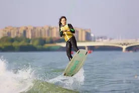 三亚网红尾波冲浪是什么？尾波冲浪怎么玩？去哪儿能玩尾波冲浪？图片