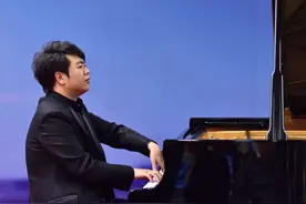 郎朗出名前，因父亲没给钢琴老师送红包，被骂根本没有天赋图片