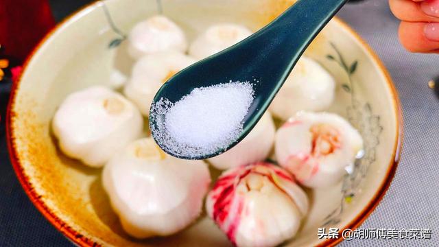 腌糖醋蒜时，别再放错醋了！多加2样，蒜更香更脆，放1年还不坏
