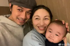 古巨基夫妻24小时盯着儿子睡觉，生怕趴睡窒息，可怜天下父母心图片