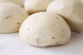 馒头面包上的霉斑在去掉了以后，还能继续吃吗？图片