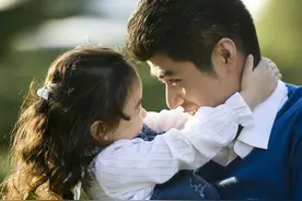 女儿穿短裙坐在爸爸腿上玩闹，妈妈的反应被指责，谁“越界”了？图片