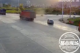 “百吨王”超载239%！轮胎破鸡蛋大的口子，调头时意外发生了图片