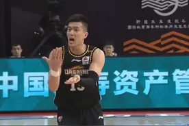 郭艾伦惨遭隔扣！22岁清华天才太岁头上动土，11+2表现完爆张镇麟图片