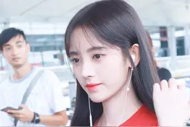 鞠婧祎撞色穿搭现机场 肤白唇红双眼电力足图片