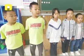 一年级开学，班里来3对“双胞胎”，老师汗颜：压力大，怕分不清图片