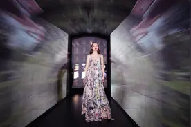 孙伊涵-精彩的花裙图片