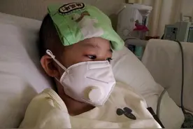 男孩每天被妈妈“绑”床上，2年前人称小神童，得奖后一切都变了图片