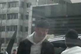 ​52岁陈小艺晚节难保？多次被曝出轨小鲜肉，和丈夫分居多年图片
