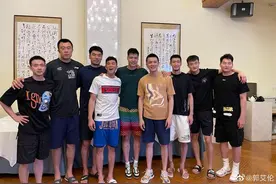 辽宁男篮众将送别贺天举，黄金一代解体，郭艾伦：青春要结束了图片