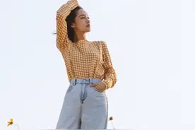李沁衣品太好了，黄色格子上衣搭配牛仔裤，满满的夏日的气息图片