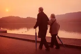 硬核老年相亲节目，看一次笑一次图片