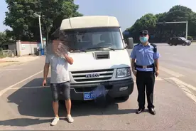 特警支队检查站民警拦截一辆非法改装车辆图片