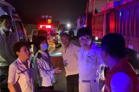 返西安途中偶遇车祸，凌锋中国志愿者医生团队徒步1.5公里紧急施救！结束后，他们说：“我们是赶路的！”图片