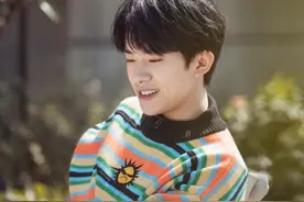 易烊千玺穿彩色毛衣太温柔了，满满的少年感，想当他手里那只猫图片