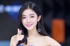 可爱美女身穿蓝白相间连衣裙，面容姣好图片