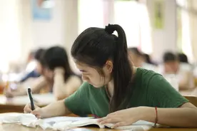 学校规定大一不允许报考英语四六级，新生困惑不已，老师道出缘由图片