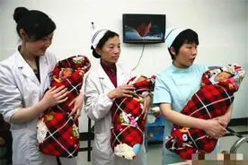 "公"姓爸爸喜得三胞胎，给孩子上户口时，民警乐了：长大来这上班图片