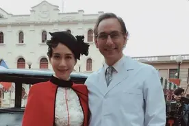 温峥嵘42岁魅力不减，穿紧身旗袍配红披肩，东方女人的韵味十足图片