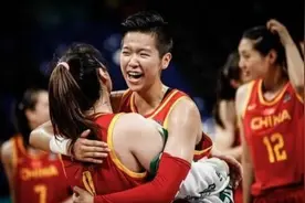 真女汉子！李梦场边直接更换球衣，有望成中国新一姐图片