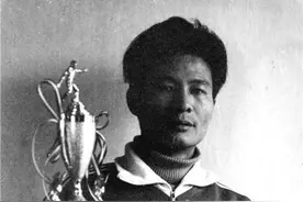 容志行中国足球的骄傲，球王贝利主动和他互换球衣，球迷太幸福图片