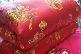 结婚“喜被”可别乱买，颜色重量都有讲究，娘家人别忽视图片