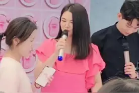 李湘为"扮嫩"真拼！穿粉嫩礼裙，却暴露直筒身材，看着有150斤图片