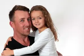 家有女儿的，注意“女大避父”，尤其是在这三个方面，影响会更大图片