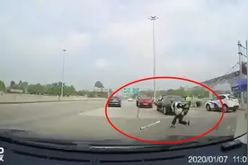 交警一言不合扔“扎胎器”，态度还很粗暴？原来真相竟是这样视频封面