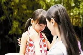 3岁女孩公交车上“放屁”，旁人提醒：去医院吧，事后家长很感激图片