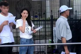 女星孙怡的助理大声喝止路人摄影，谁料对方只是在给自己母亲拍照图片