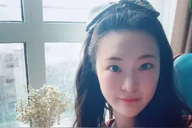 惠若琪宅在家中晒自拍，却意外暴露45码大脚，超级长腿代价太大了图片