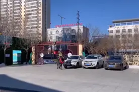豪横！内蒙古一大哥骑马拎一麻袋现金买房，五六名销售现场数钱图片