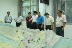 国内迄今比例尺最大、功能最齐全！四川老教师把峨眉山“搬”进大学！图片