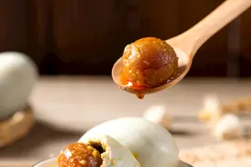 海鸭蛋凭什么被央视"点名"夸奖？筷子一碰就流油，全是秘密图片