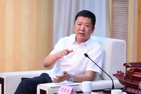 哥哥带妹妹去广东打工，妹妹大赚1600亿财富，转手送给哥哥800亿图片